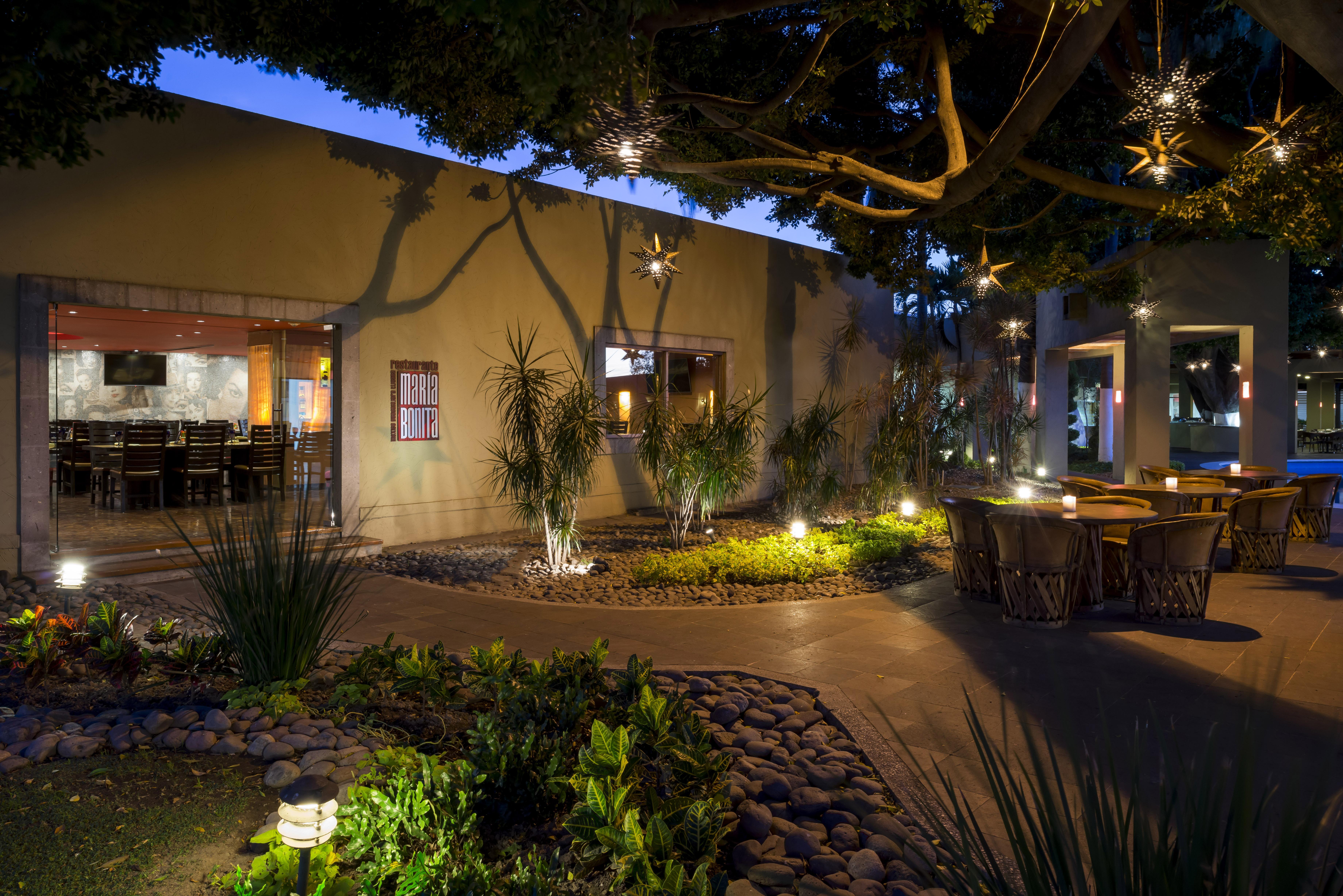 Hotel Camino Real Guadalajara Zapopan Exterior foto The patio at the Hotel Indigo Scottsdale